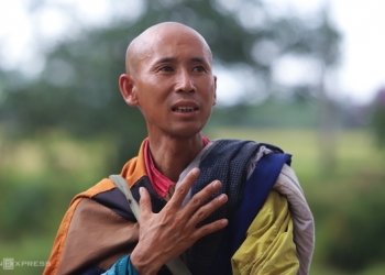 Ông Thích Minh Tuệ tự nguyện dừng đi bộ khất thực